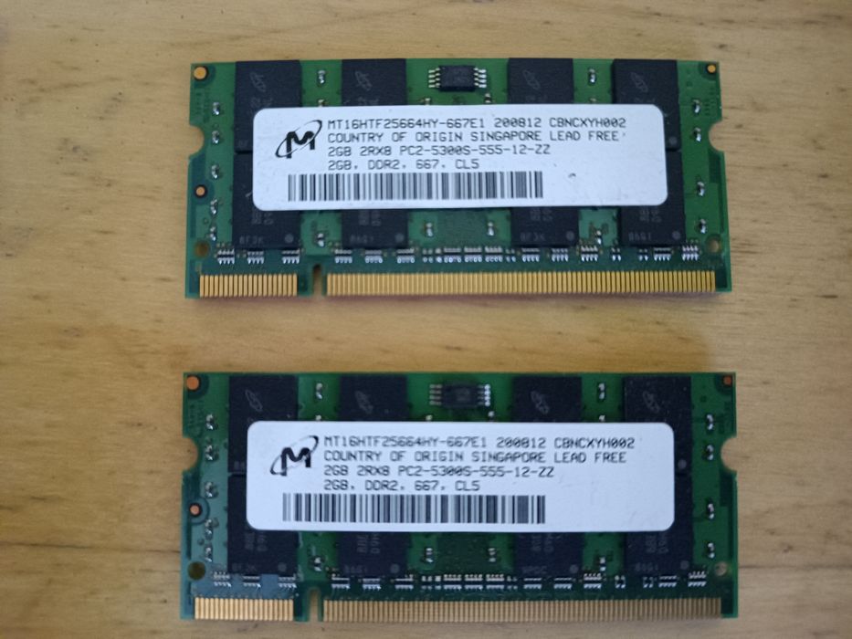 Memória RAM 2x 2GB DDR2 667 CL15