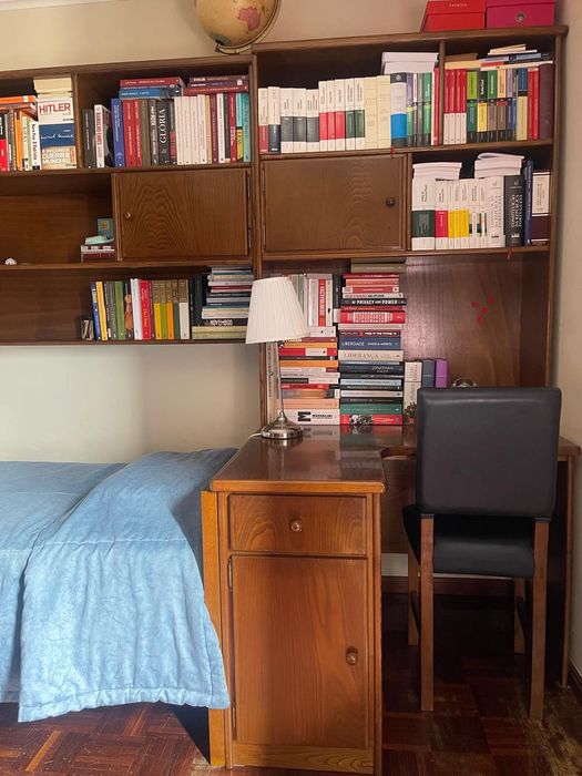 Móvel de quarto com secretária