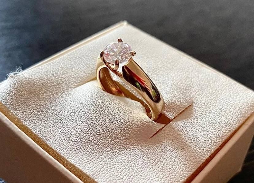 Кольцо золотое помолвочное