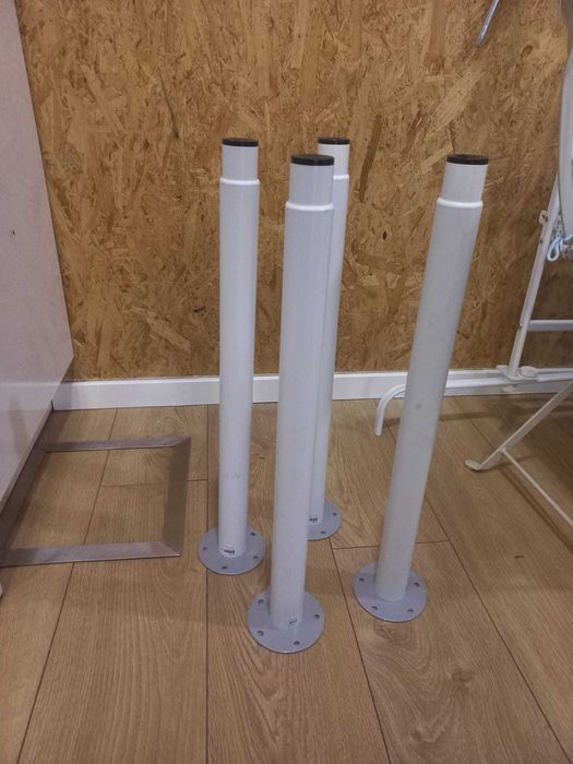 Quatro pernas de mesa reguláveis