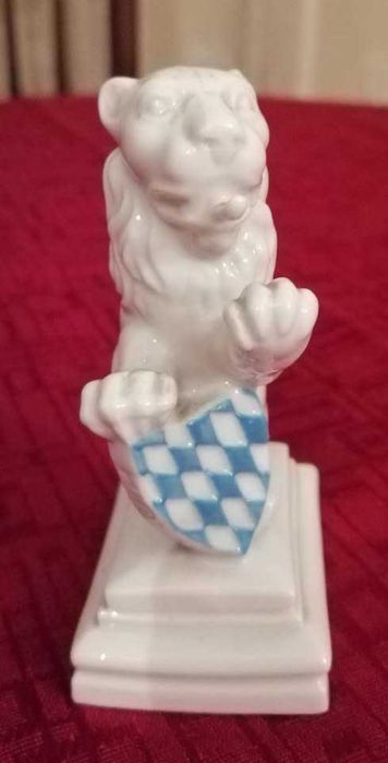 Estatueta porcelana alemã Nymphenburg  "Leão c/escudo"