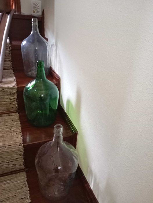 Garrafões em vidro vede e branco