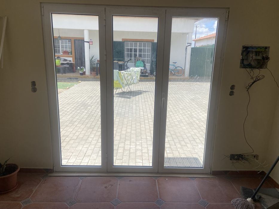 Porta em PVC com vidros duplos arco em branco. Abri em três folhas.