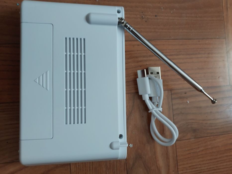 Małe radyjko UKF na akumulator.