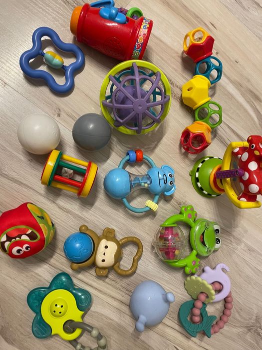 Zabawki dla niemowlaka grzechotki i gryzaki