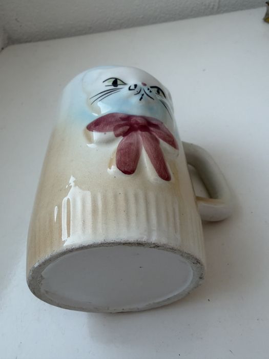 This mug is a retro ceramic cat-shaped mug.446601482784614404
