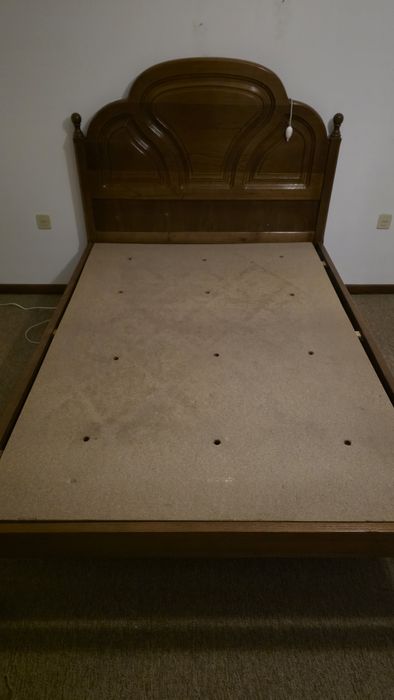 Cama em madeira maciça