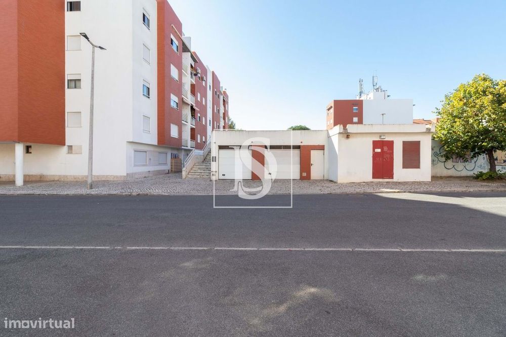 Vende - Garagem  Box - Alto Seixalinho