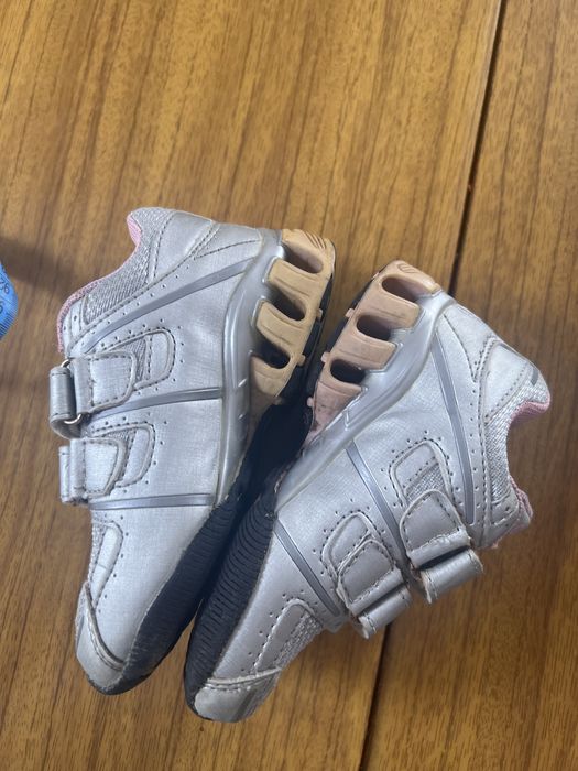 Гарні кросівки для дівчинки