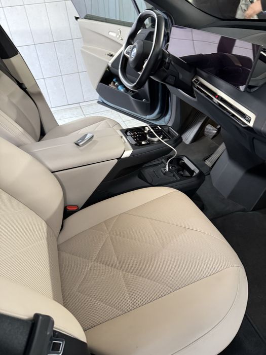 Єлектромобіль IX 2023