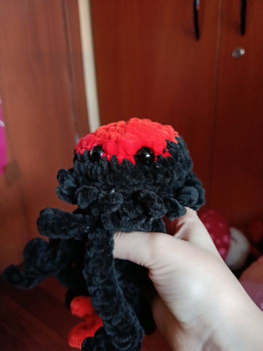 Czarno czerwona meduza na szydełku