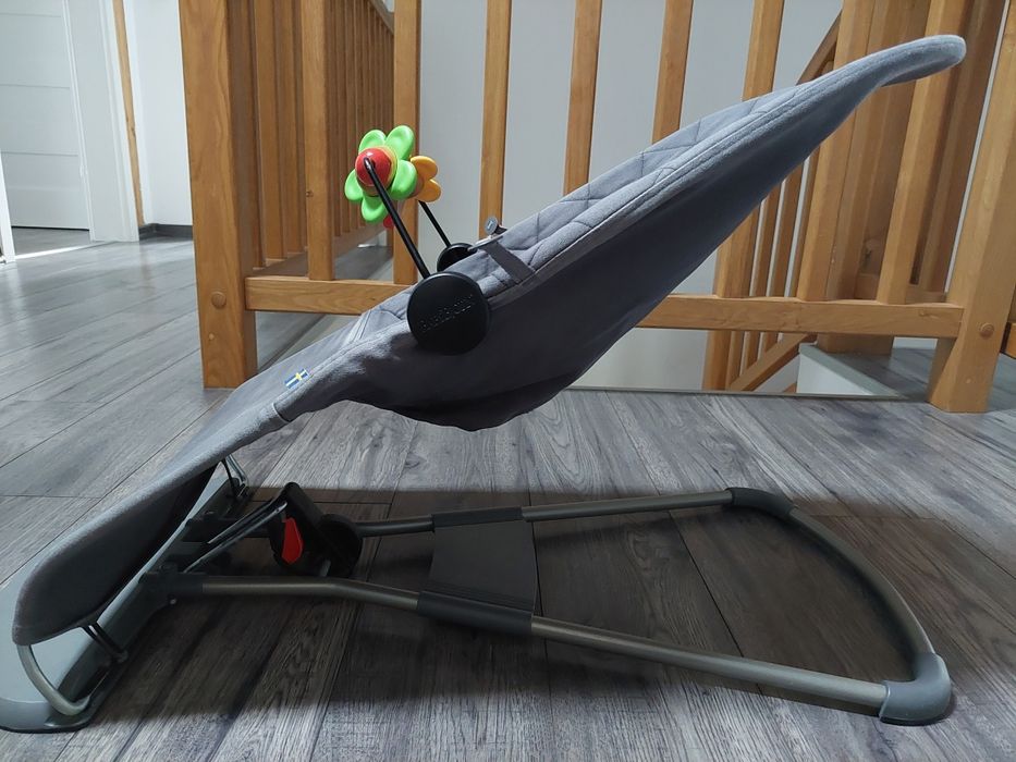 Leżaczek BABYBJORN z zabawką