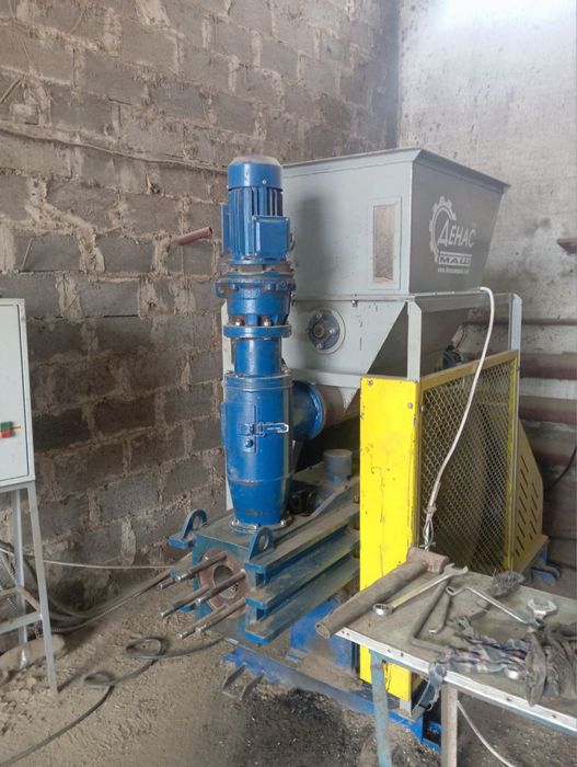 Станок для виготовлення брикетів