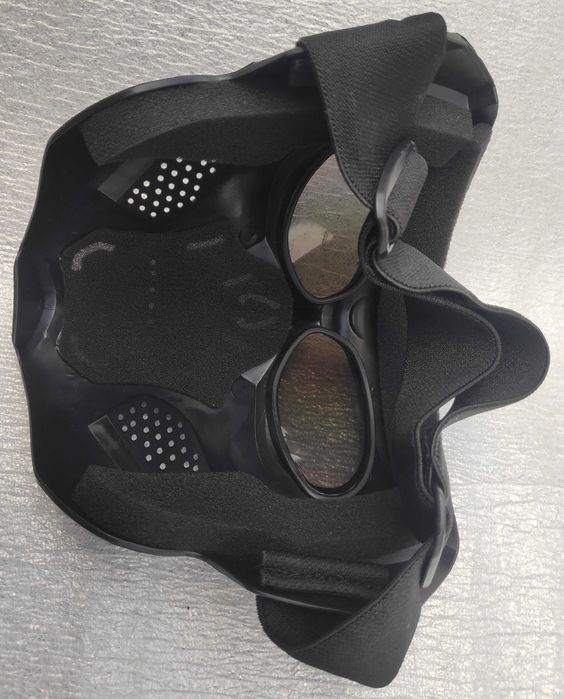 Мотоциклетна маска у вигляді черепа з тонованими лінзами. Пластикова.