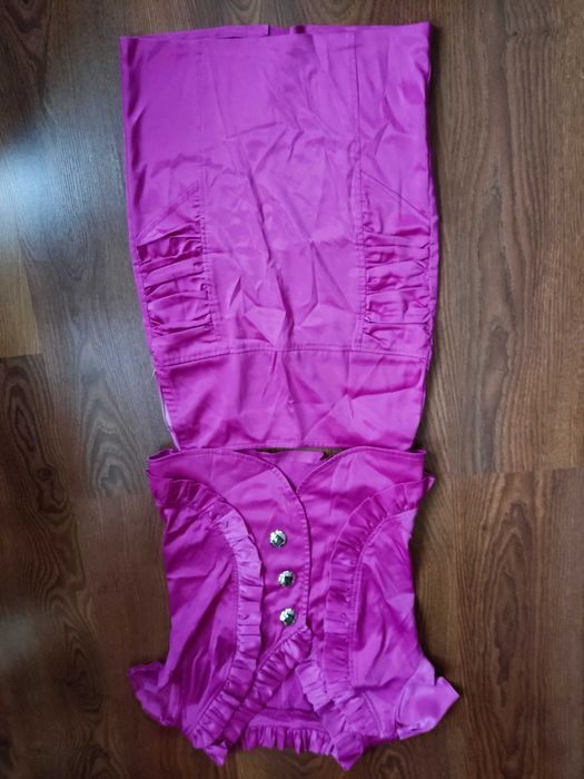 Летний костюм малинового цвета