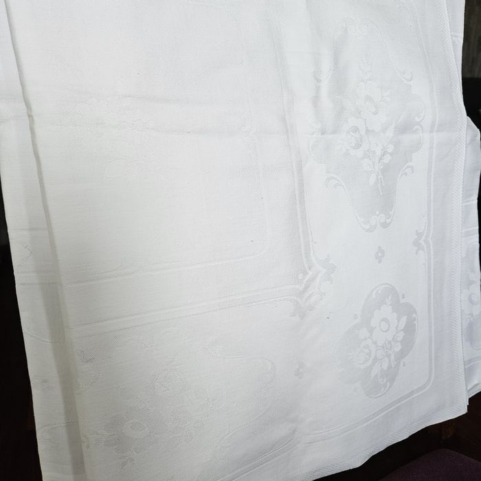 Biały obrus 147/121