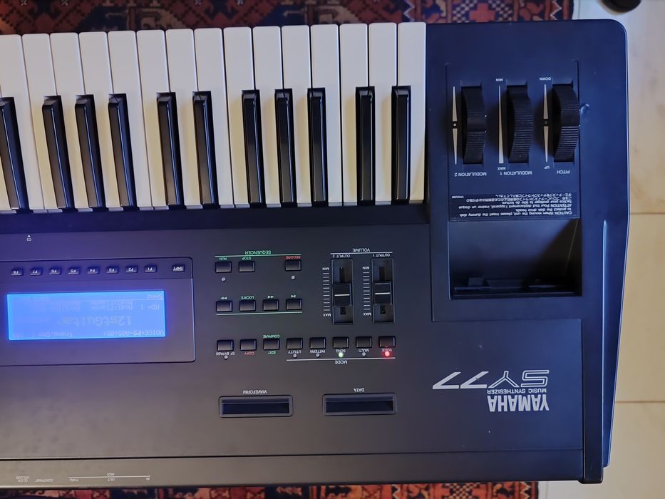 Yamaha SY77 em excelente estado