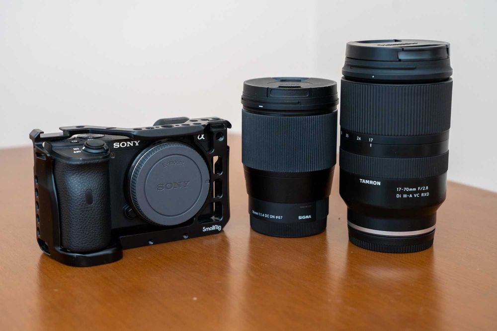 Sony A6600 + klatka Smallrig | Sigma 16mm, f1.4, Tamron 17-70, f2.8