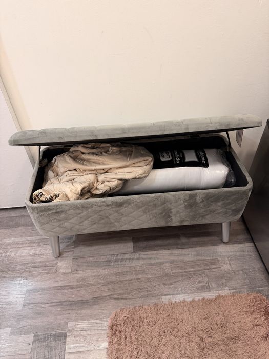 Sofa cinza com arrumação