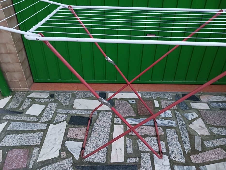 Estendal prático de abrir e fechar para fácil arrumação. Com pouco uso