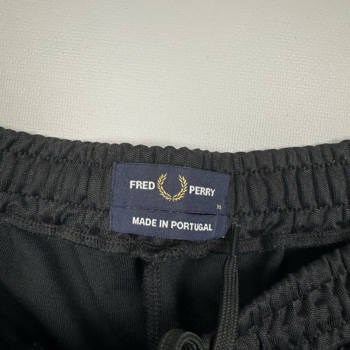 Спортивні штани Fred Perry на лампасах