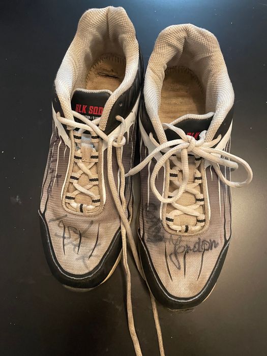 Buty z obozu czajnika z autografami