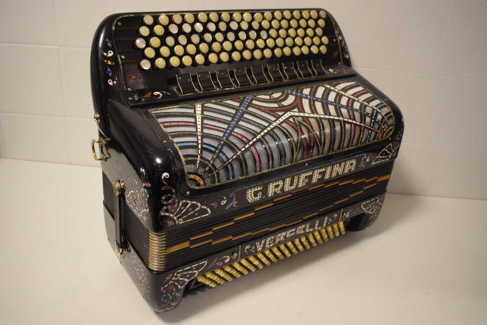 Acordeao G. Rufina Versalli Italia 4 voz, 120 Baixos N . 129