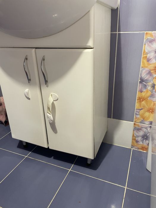 Дзеркало і тумбочка у ванну кімнату