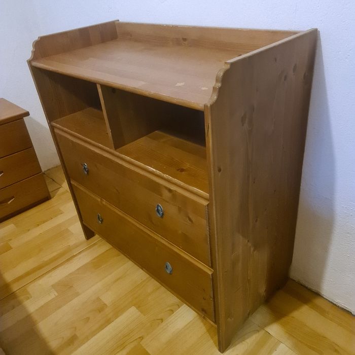 Cómoda em madeira maciça ikea