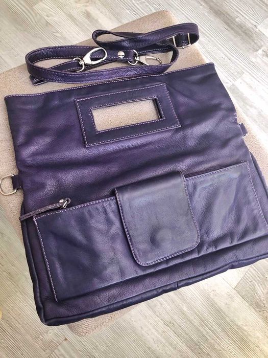 Piekna skórzana tporebka w tonacji ciemnego fioletu