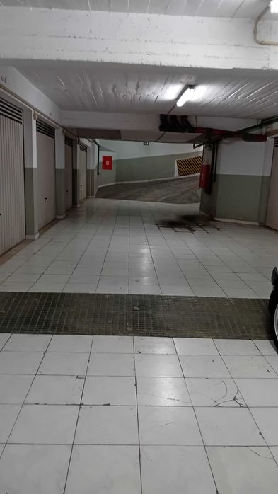 Garagem Box no centro da Cova da Piedade junto ao Museu da Cidade