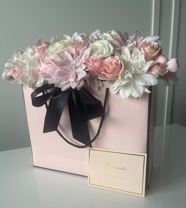 Flower box w dużej torebce prezentowej z karnetem