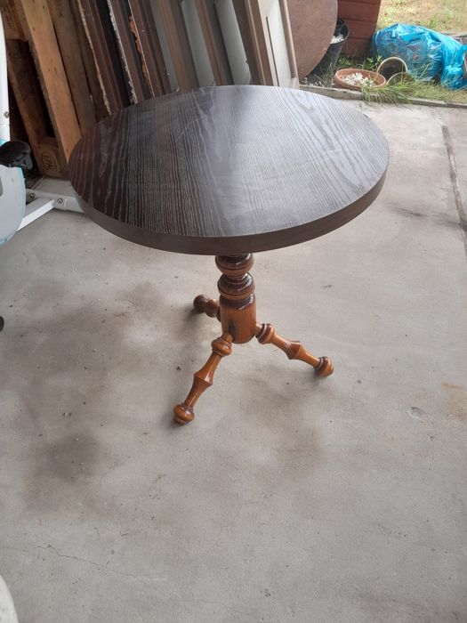 Okrągły stolik na drewnianej podstawie.