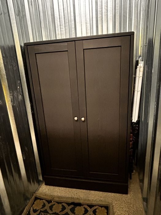 Armário castanho escuro