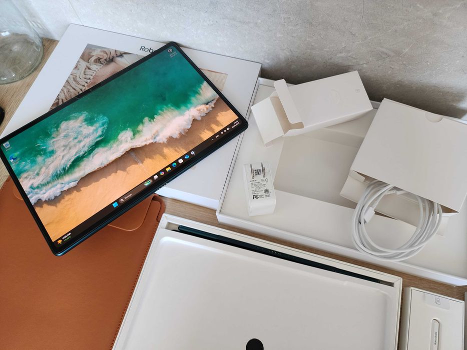 Robo & Kala 2-in-1 12.6" OLED 16/512GB Windows 11 Snapdragon 8cx Gen3