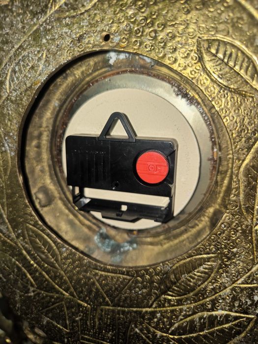 Relógio de Mesa Dourado Antigo
Este relógio de mesa antigo apresenta u