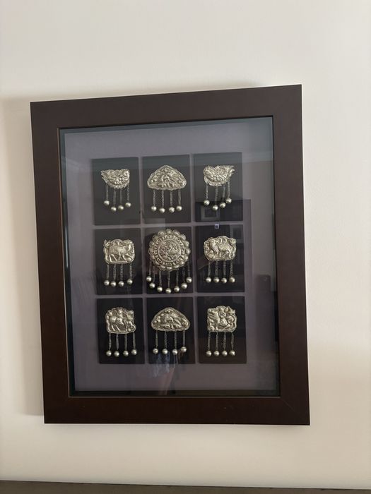 Quadro Étnico Grande 79x97cm - Ornamentos de Bronze e Prata Miao