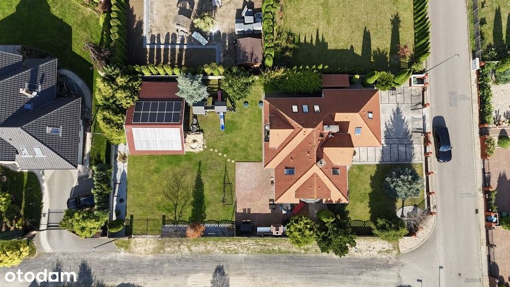 Dom w Pruszkowie z fotowoltaiką i dużym ogrodem