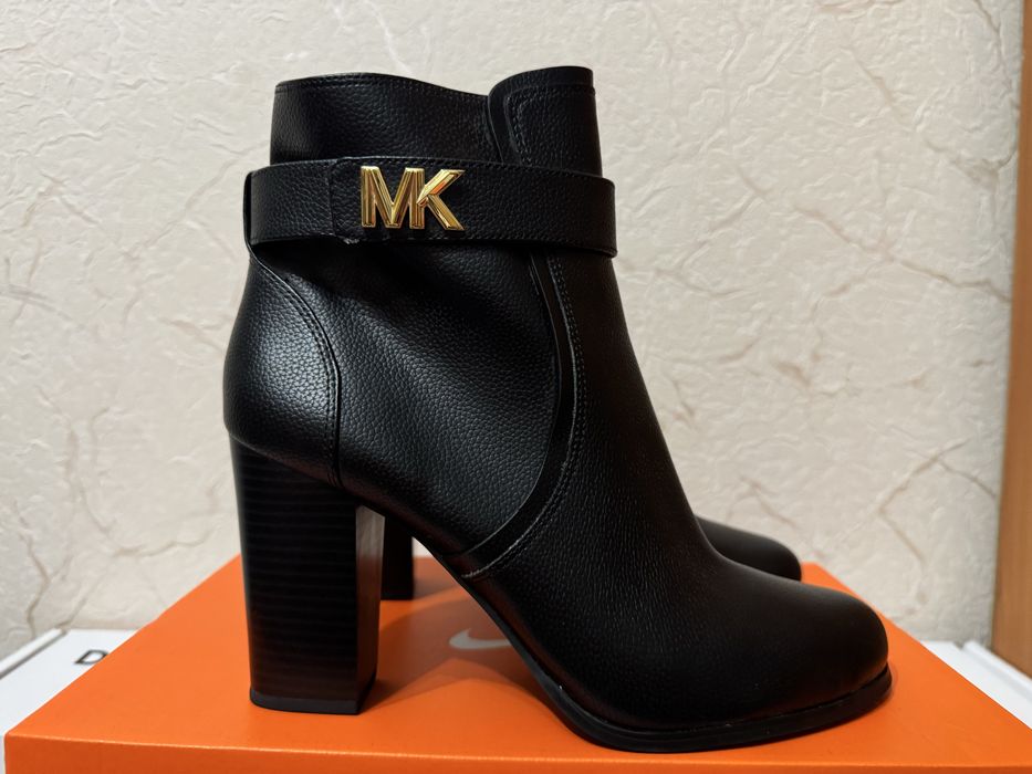 Жіночі ботильйони Michael Kors у класичному чорному кольорі