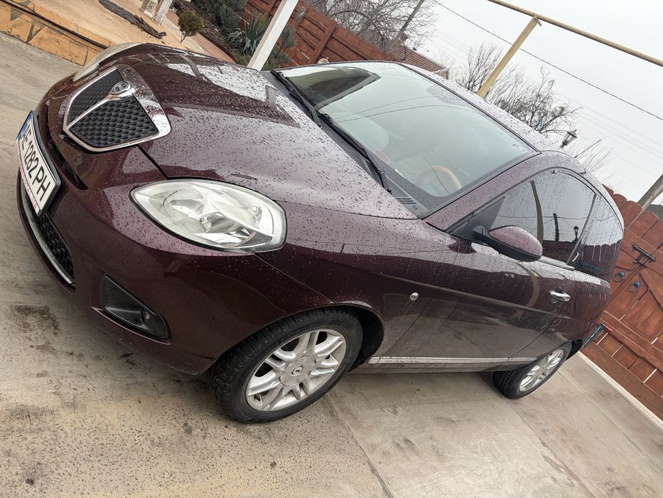 Машина Lancia ypcilon женская