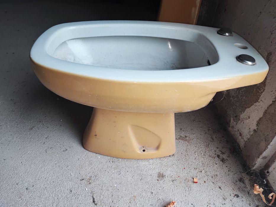 Bidé tons amarelo e branco