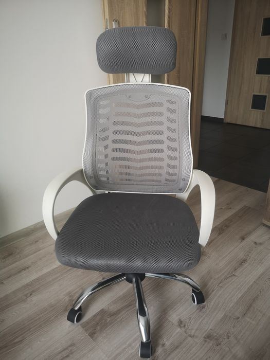 Krzesło biurowe z zagłówkiem