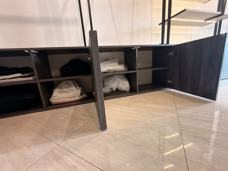 Пристінне торгівельне обладнання для магазину одягу Loft