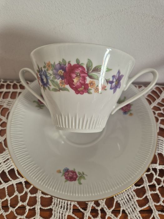 Piękna porcelanowa bulionówka z podstawkiem. Włocławek.