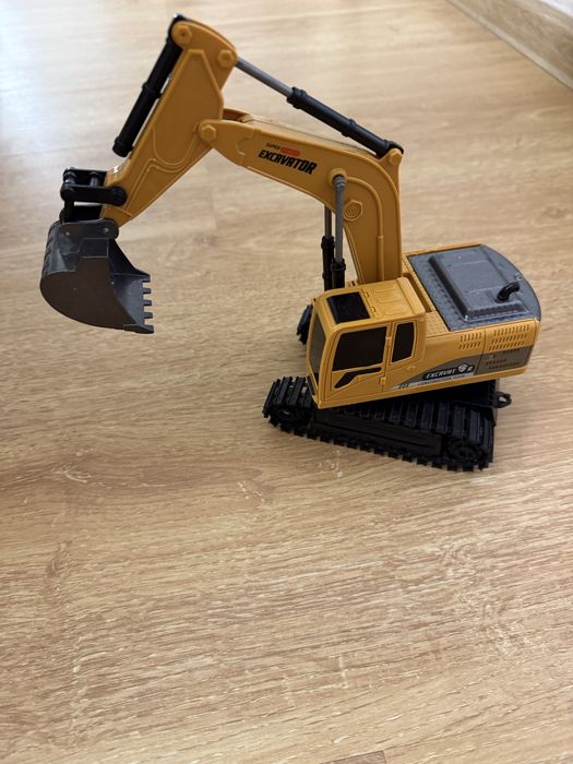 Металевий екскаватор на пульті