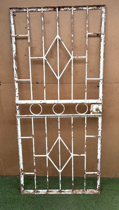 Porta em grade de ferro