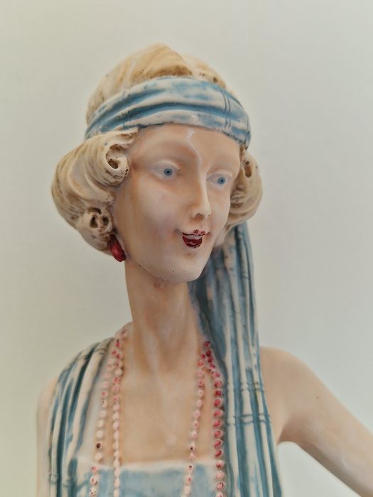 Escultura Art Déco Dama com Galgo – Assinada – 42 cm / 4,74 kg