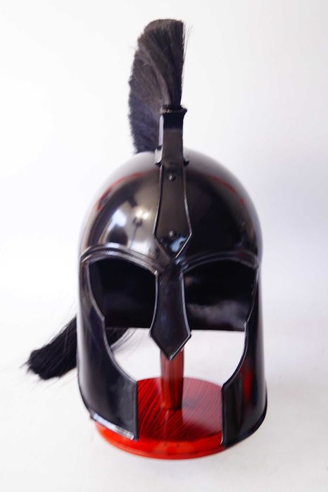 Metalowy Hełm rycerski na stojaku rekwizyt