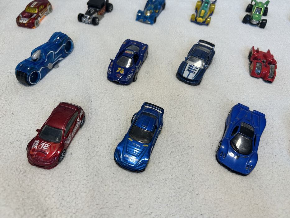 HotWheels колекційні машинки - мініатюрні моделі