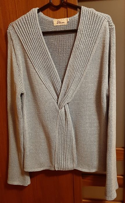 Sweter niebieski.